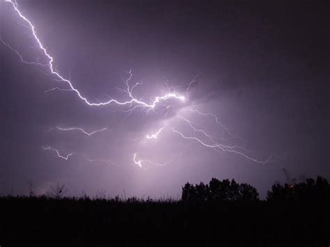 我突然看到天空雷鳴閃電